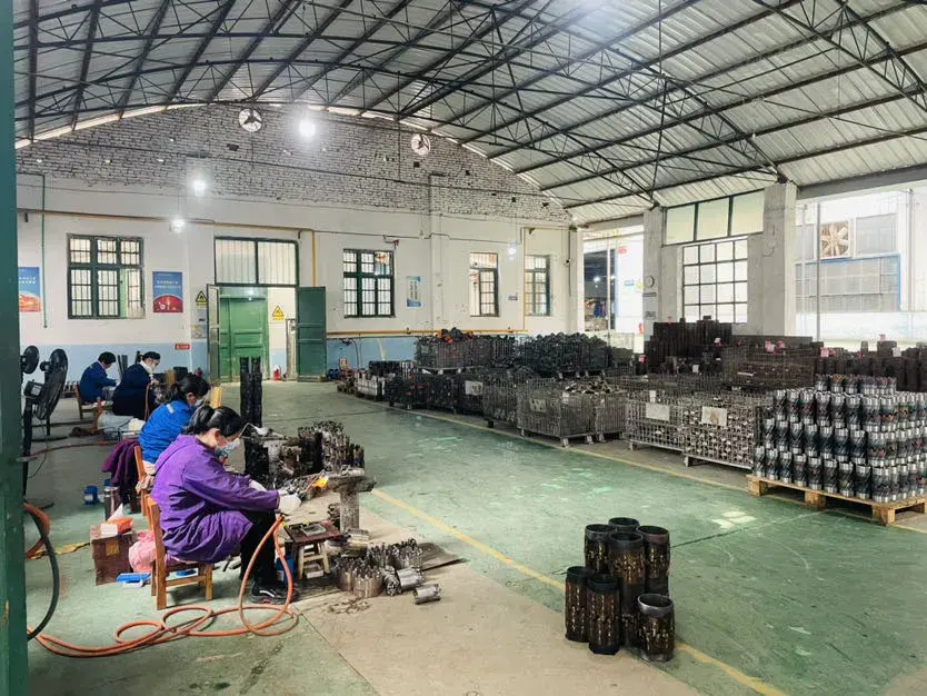 Técnicos cualificados supervisando la fabricación de brocas PDC